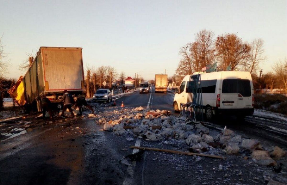 Через зіткнення двох вантажівок у Запитові ускладнений рух