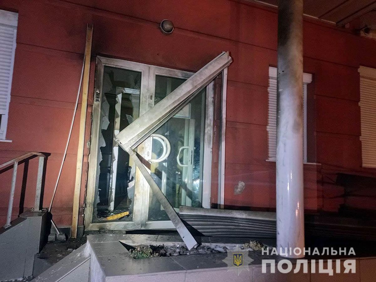 Невідомі кинули вибухівку під двері бізнес-центру у Рівному