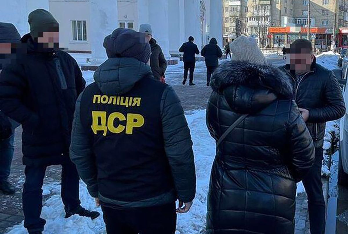 Доцентку університету у Хмельницькому затримали на хабарі у $4000