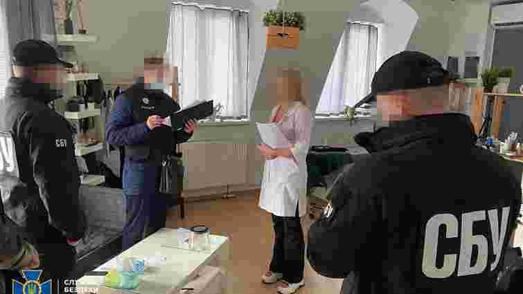 Працівницю салону краси в Ужгороді затримали за підробку ковід-сертифікатів
