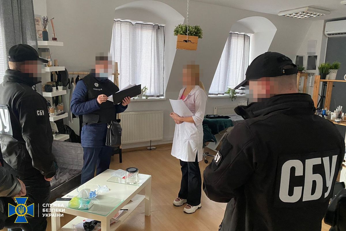 Працівницю салону краси в Ужгороді затримали за підробку ковід-сертифікатів