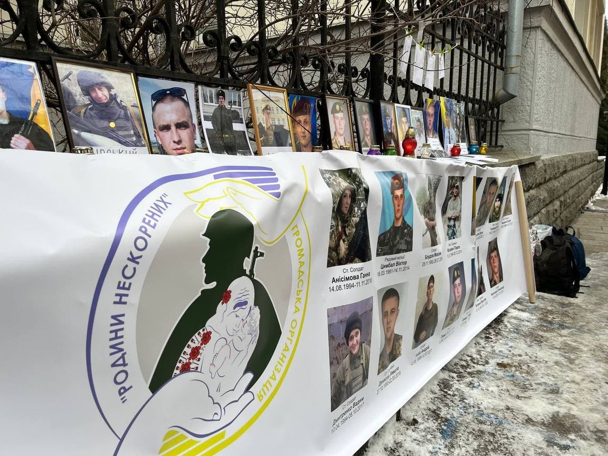 Батьки загиблих на службі солдатів влаштували мітинг під Офісом президента