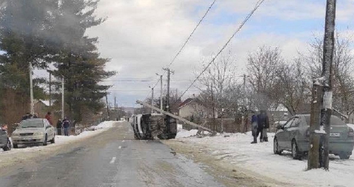 На Львівщині 25-річний водій врізався в електроопору та перекинувся