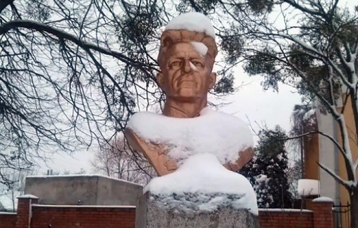 Поліція Хмельниччини розслідує повалення погруддя енкаведиста