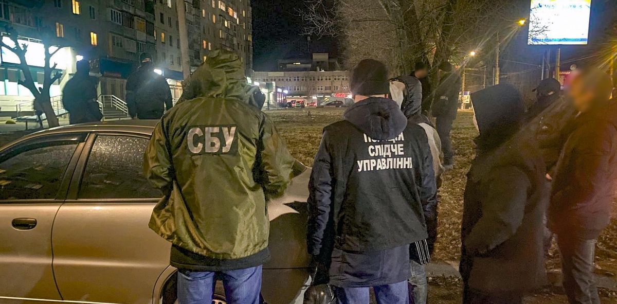 Поліція затримала 34-річного чернівчанина на продажі зброї та боєприпасів


