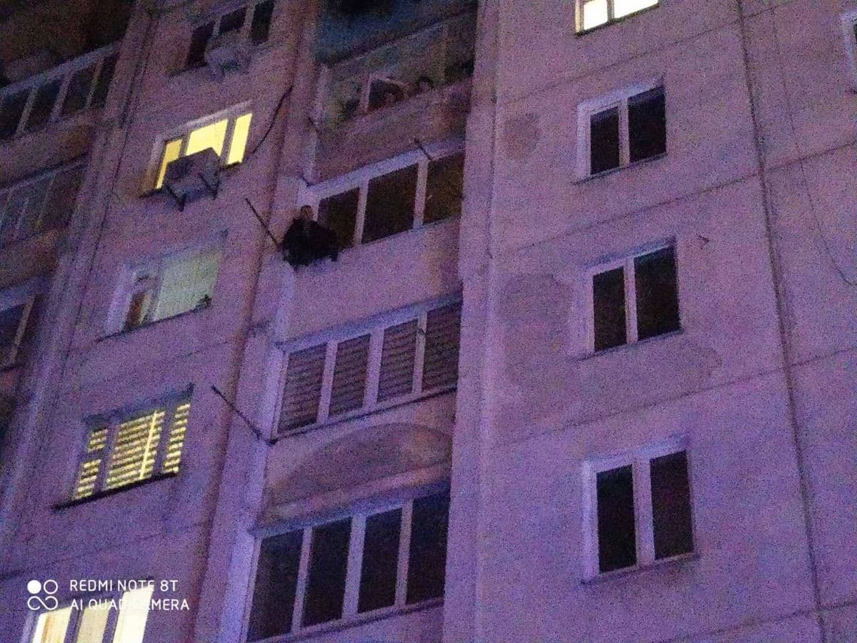 Мешканець Хмельницького стрибнув із сьомого поверху і повис на мотузках для прання