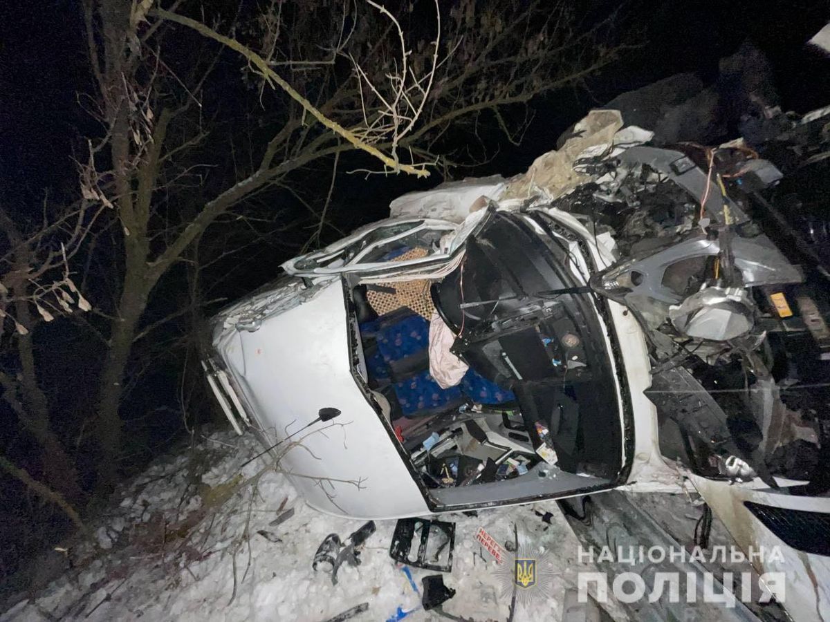 Дев’ять пасажирів рейсового мікроавтобуса постраждали в ДТП на Полтавщині