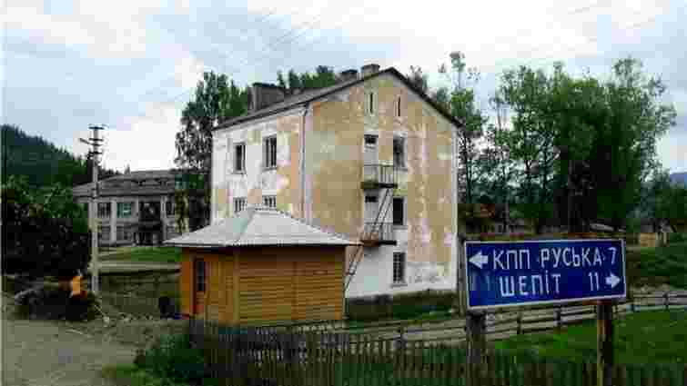 Суд оштрафував підприємця, який видавав за відремонтований старий міст на Буковині