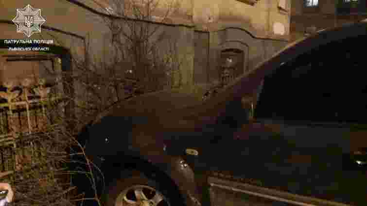 Водійка позашляховика в’їхала в будинок у Львові і втекла пішки Водійка позашляховика в’їхала в будинок у Львові і втекла пішки