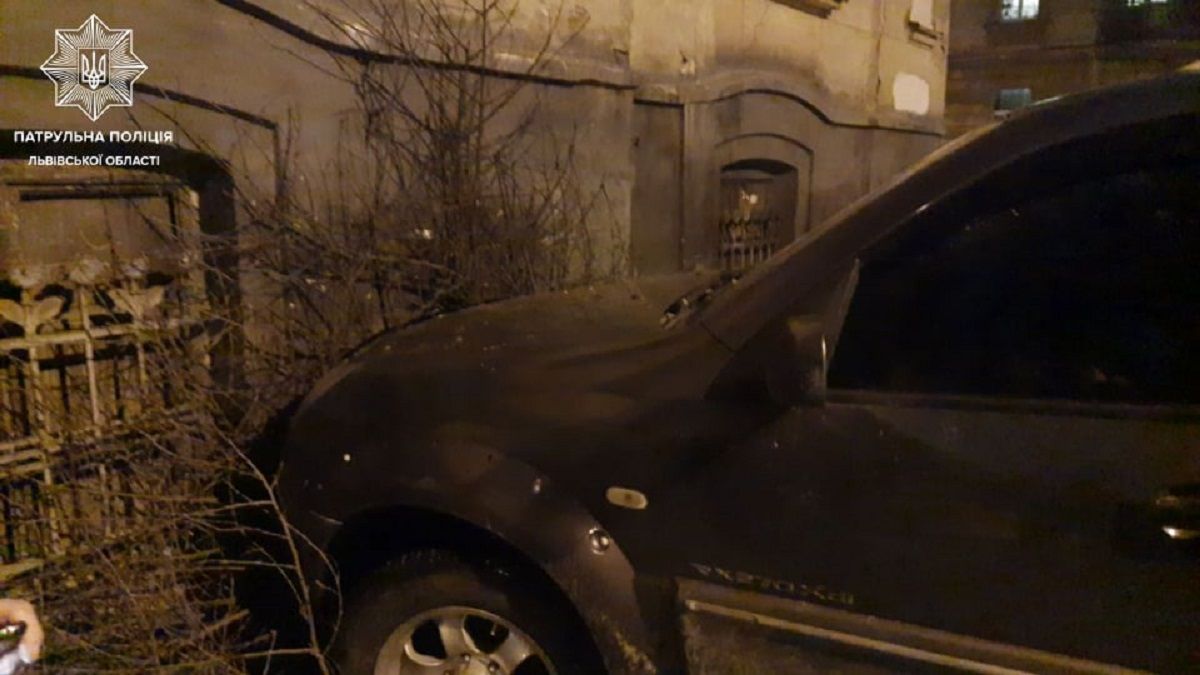 Водійка позашляховика в’їхала в будинок у Львові і втекла пішки