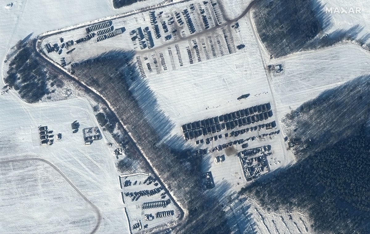 Супутники Maxar сфотографували російську військову техніку в Білорусі