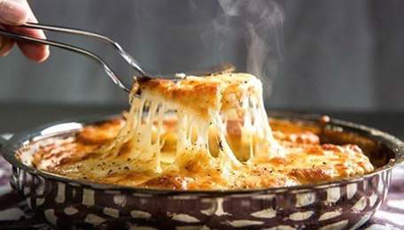 Дуже лінива піца з лаваша на пательні. Рецепт дня