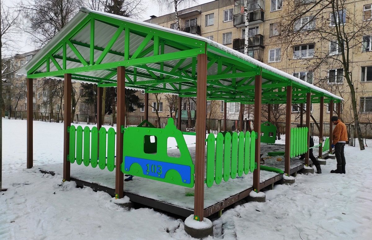 На подвір’ї львівської школи встановили павільйон для вуличних уроків
