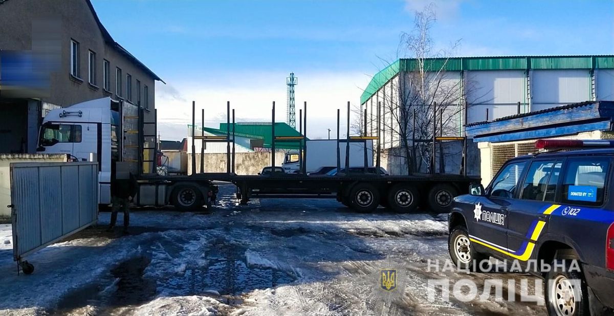 На ремонтному підприємстві на Волині водій вантажівки задавив 63-річного чоловіка