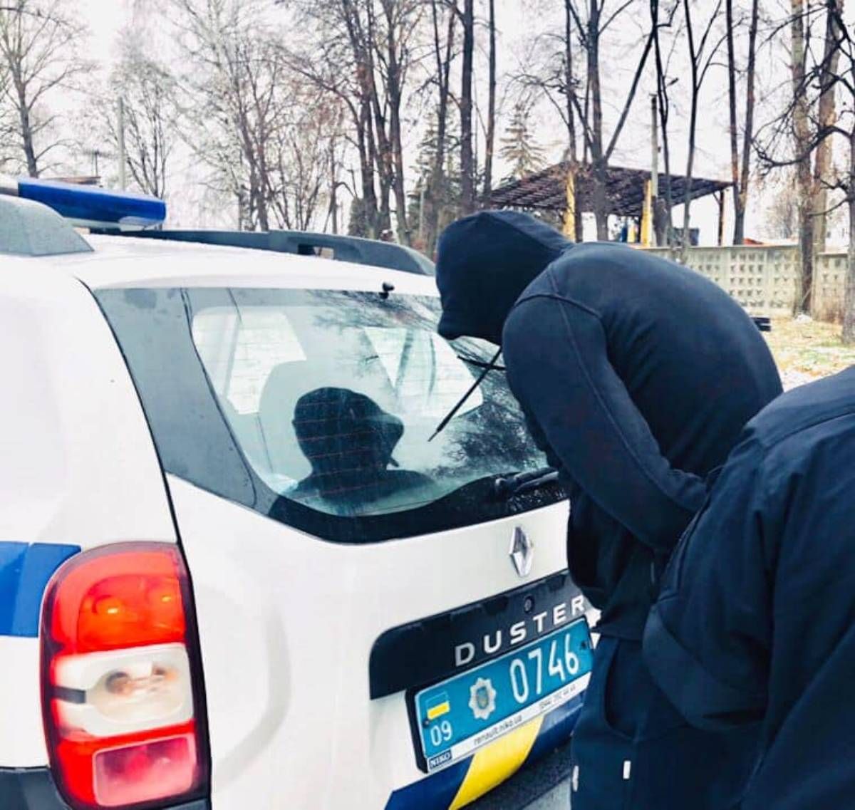 Двоє чоловіків побили і пограбували перехожих у Надвірній
