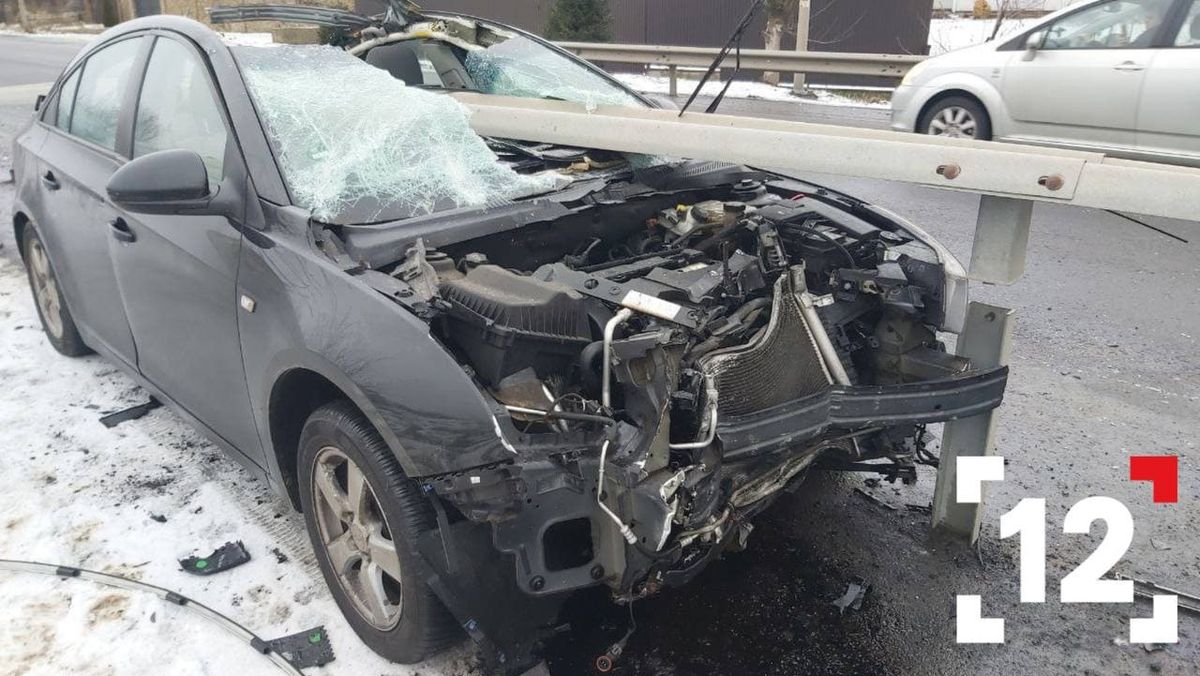 Під Луцьком Chevrolet на швидкості наштрикнувся на відбійник