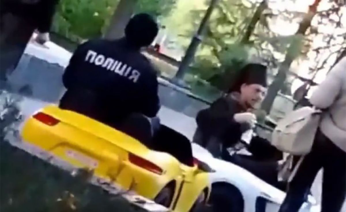 Суд закрив справу проти хмельницького пранкера у формі поліції
