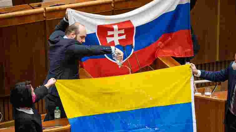 У словацькому парламенті ультраправий депутат облив водою прапор України