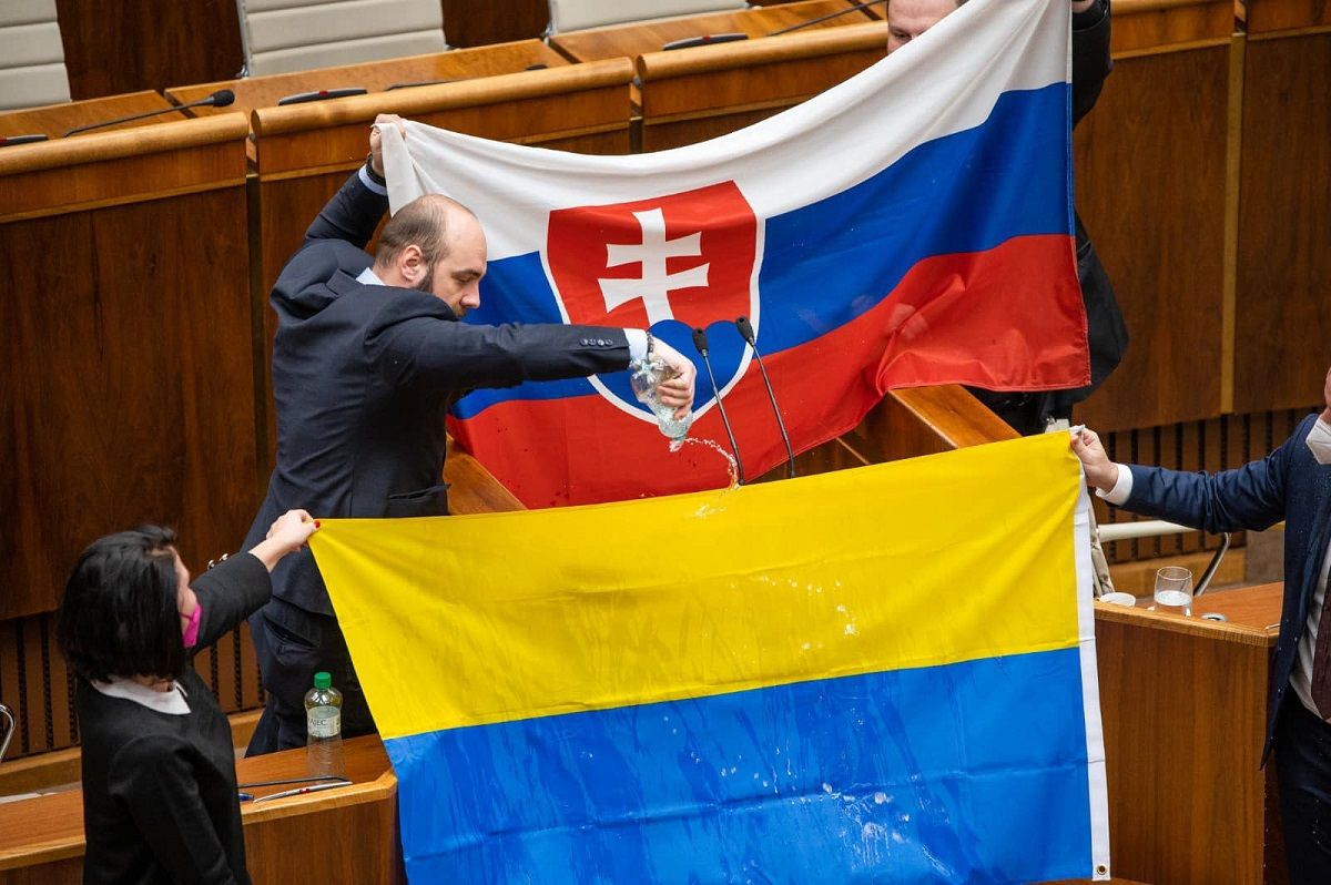 У словацькому парламенті ультраправий депутат облив водою прапор України