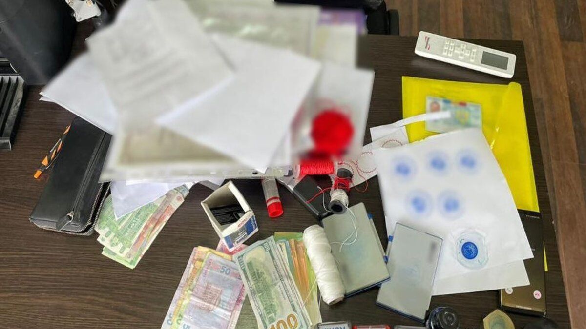 СБУ затримала двох буковинців за підробку документів для іноземців