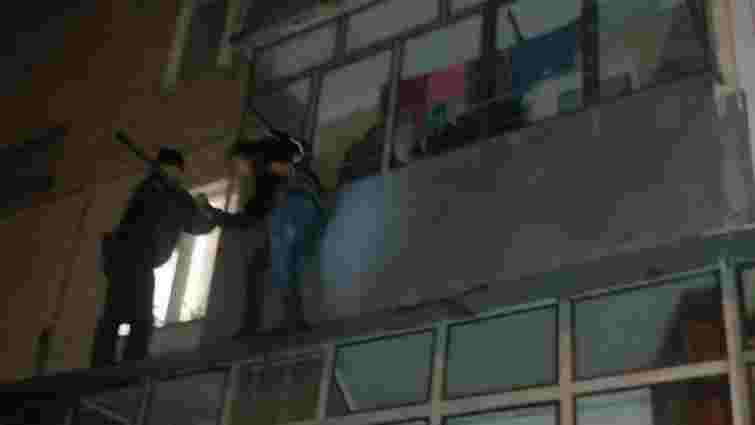 Львів’янин під наркотиками увірвався в чужу квартиру через розбите вікно