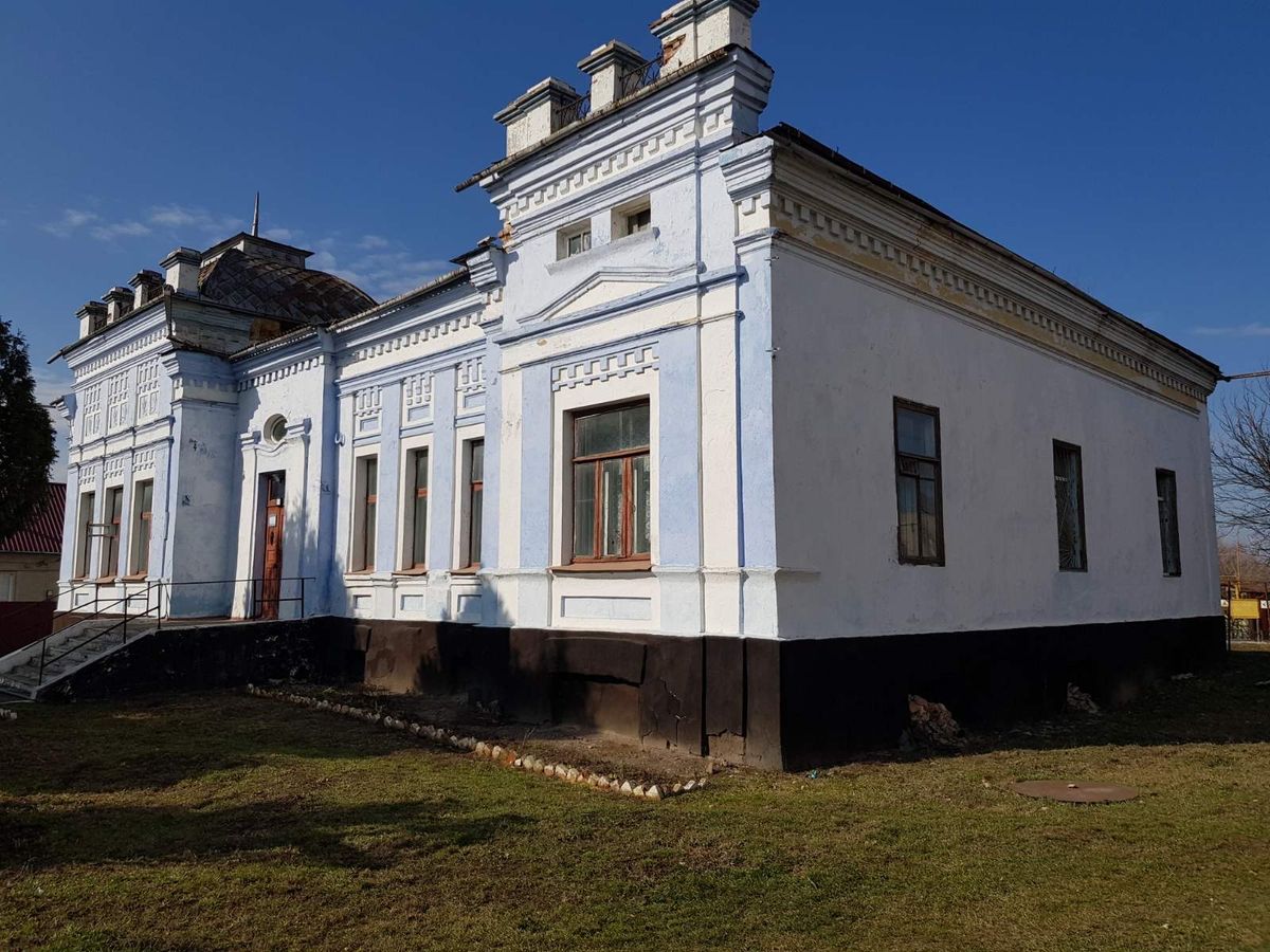 Історичну будівлю на Хмельниччині виставили на аукціон за 320 тис. грн