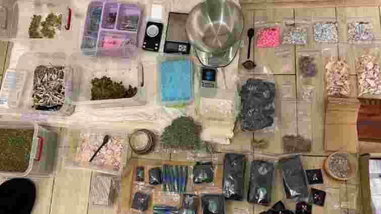 В орендованій львівській квартирі знайшли наркотики на 2 млн грн