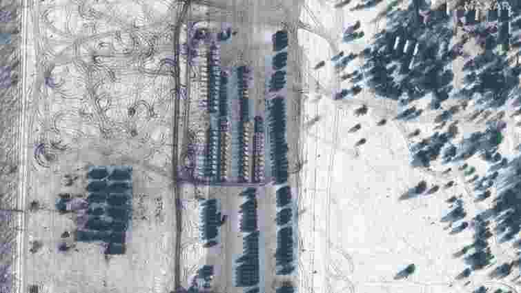 Супутники Maxar зробили нові знімки військової техніки РФ біля України