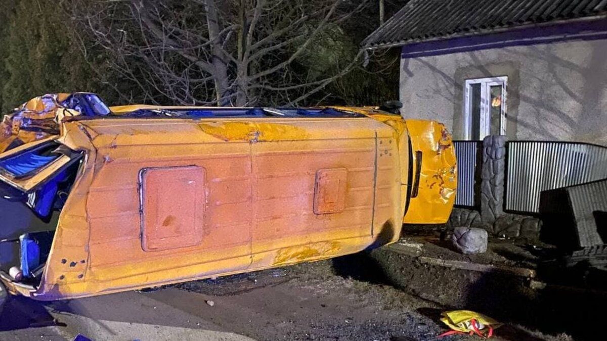 У масштабній ДТП неподалік Чернівців постраждали дев'ятеро людей
