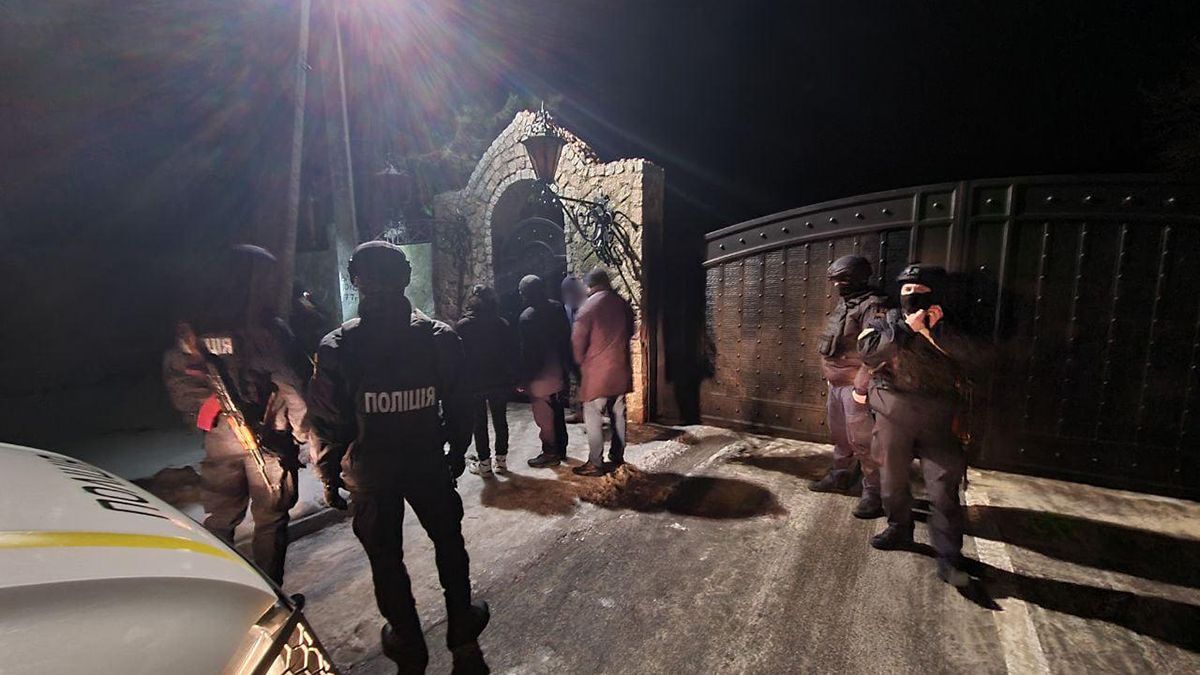 Поліцейські обшукали готель та будинок бізнесмена Олександра Ярославського