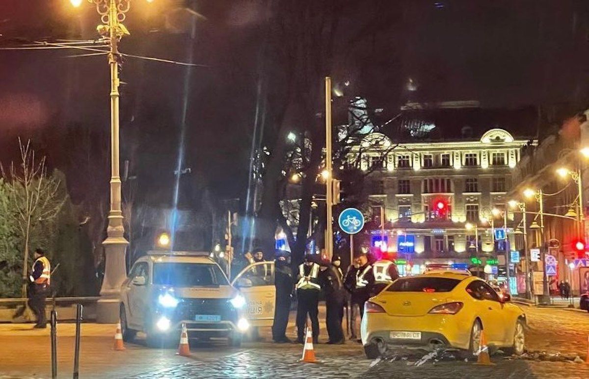 П'яний водій спорткару Hyundai влетів в поліцейське авто в центрі Львова