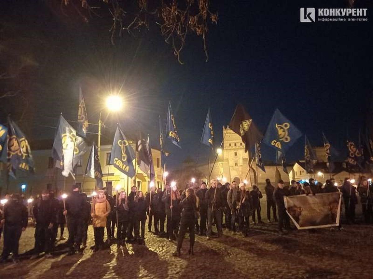 Праворадикали провели смолоскипну ходу в центрі Луцька