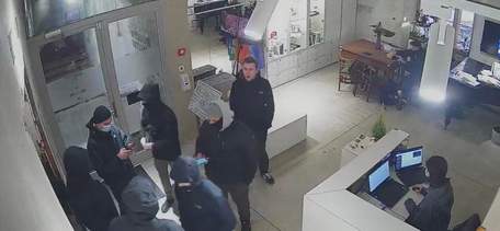 Група невідомих зірвала виставку у львівському мистецькому центрі