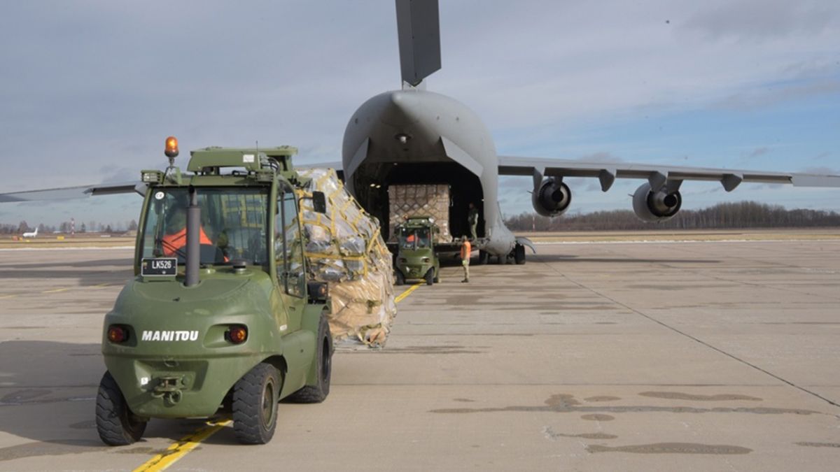 Литовці прислали до Києва літак з американськими ПЗРК Stinger
