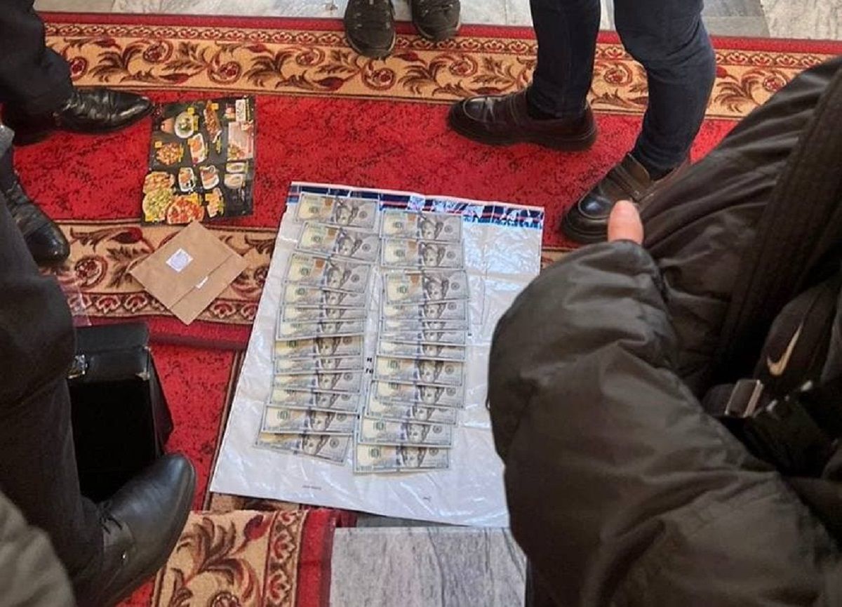 Заступника голови РДА на Волині затримали на хабарі 4000 доларів 