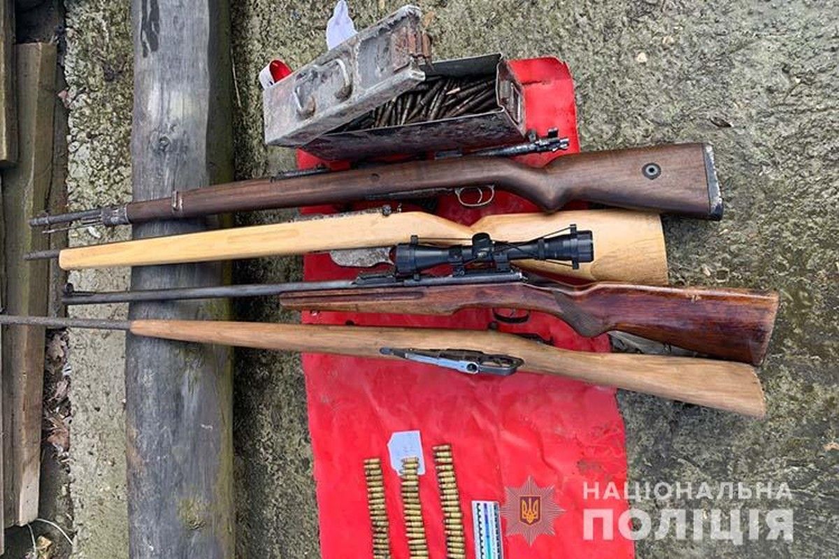 У вчителя допризовної підготовки з Бучача вилучили арсенал зброї