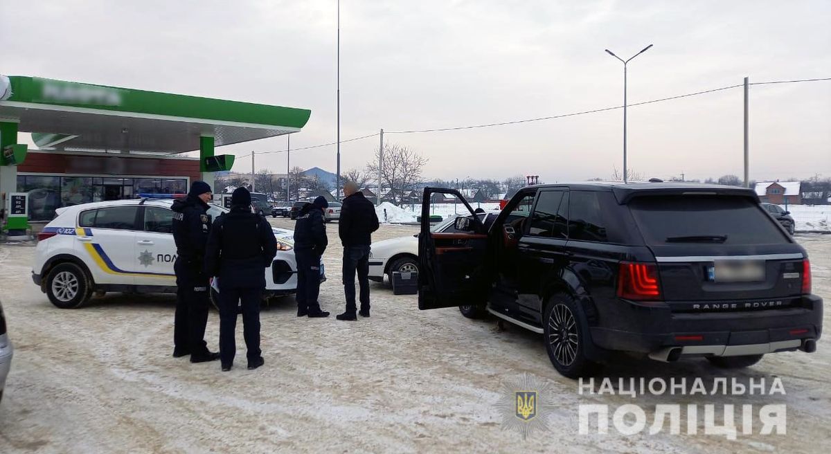 Водій Range Rover отримав умовне покарання за обстріл зупинки у Чернівцях
