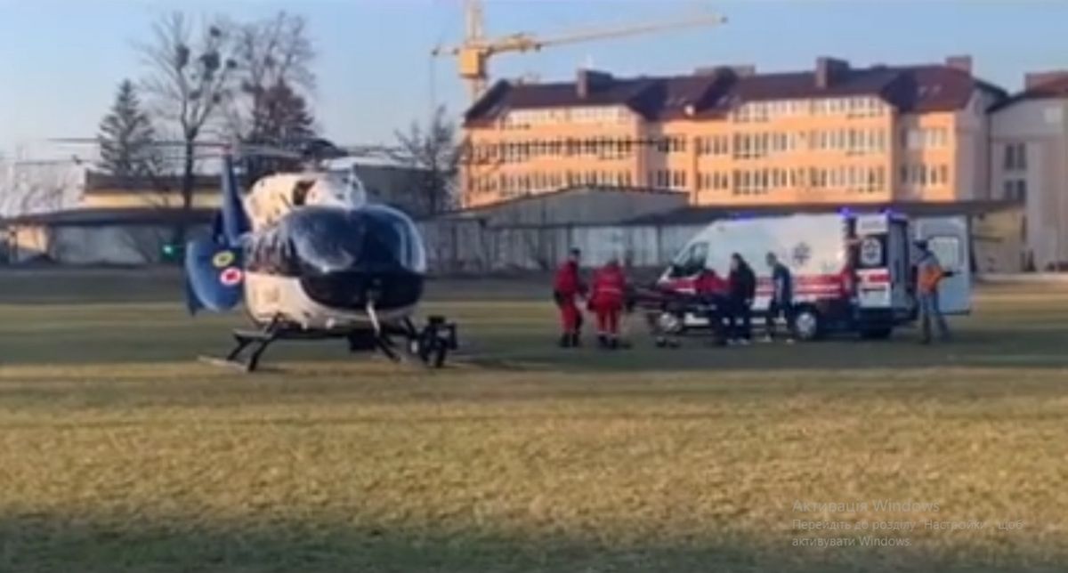 Водія вантажівки гелікоптером доставили в лікарню після ДТП біля Золочева