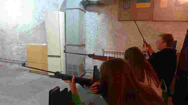 Львівських старшокласників вчать стріляти з пневматичних гвинтівок