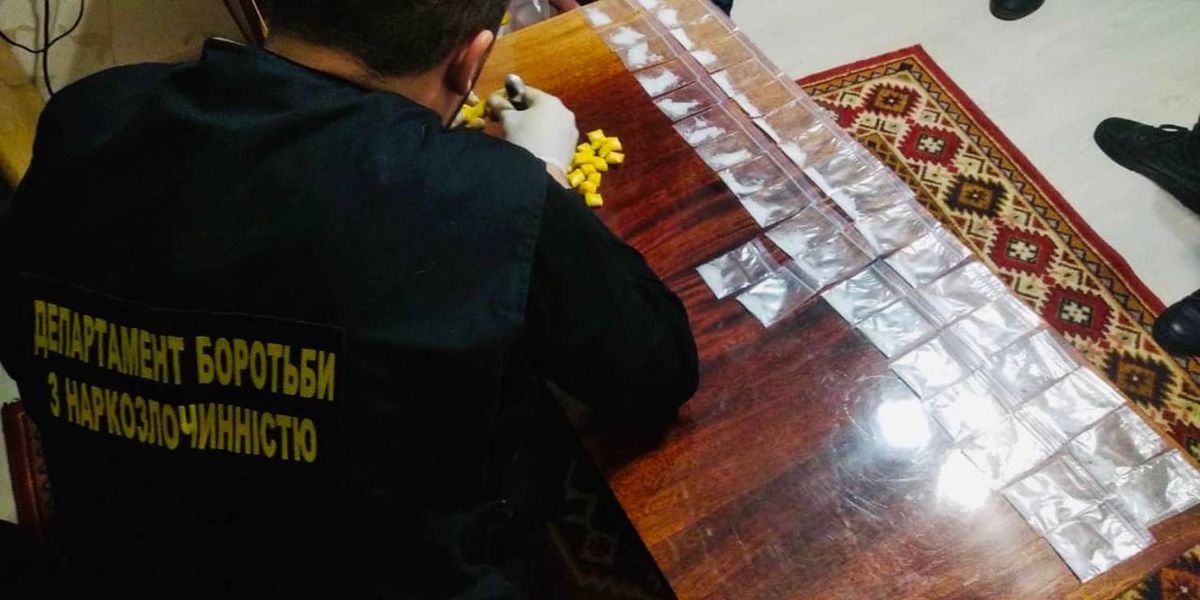 24-річного закладчика з Франківська виявили після отримання посилки з наркотиками
