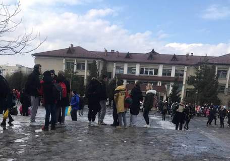 Усі львівські школи припинили навчання через повідомлення про замінування