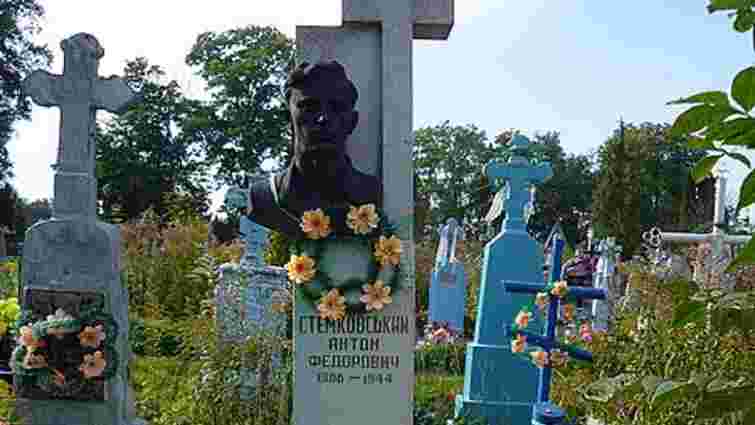 Невідомі вкрали пам'ятник комуністу з кладовища на Волині