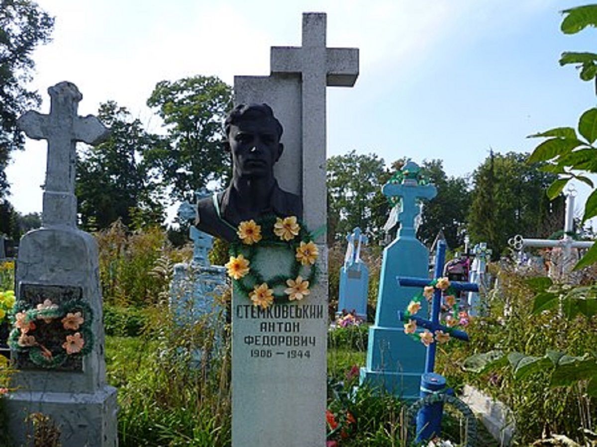 Невідомі вкрали пам'ятник комуністу з кладовища на Волині