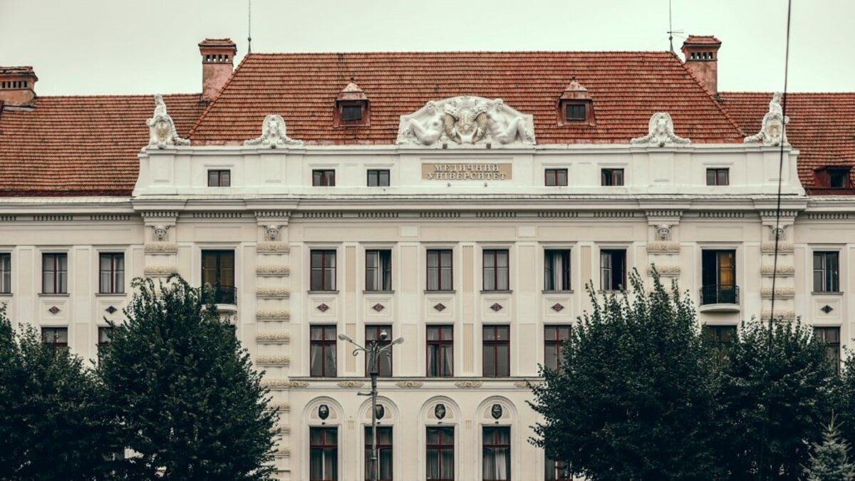У  Чернівцях майже рік не можуть обрати ректора медичного університету

