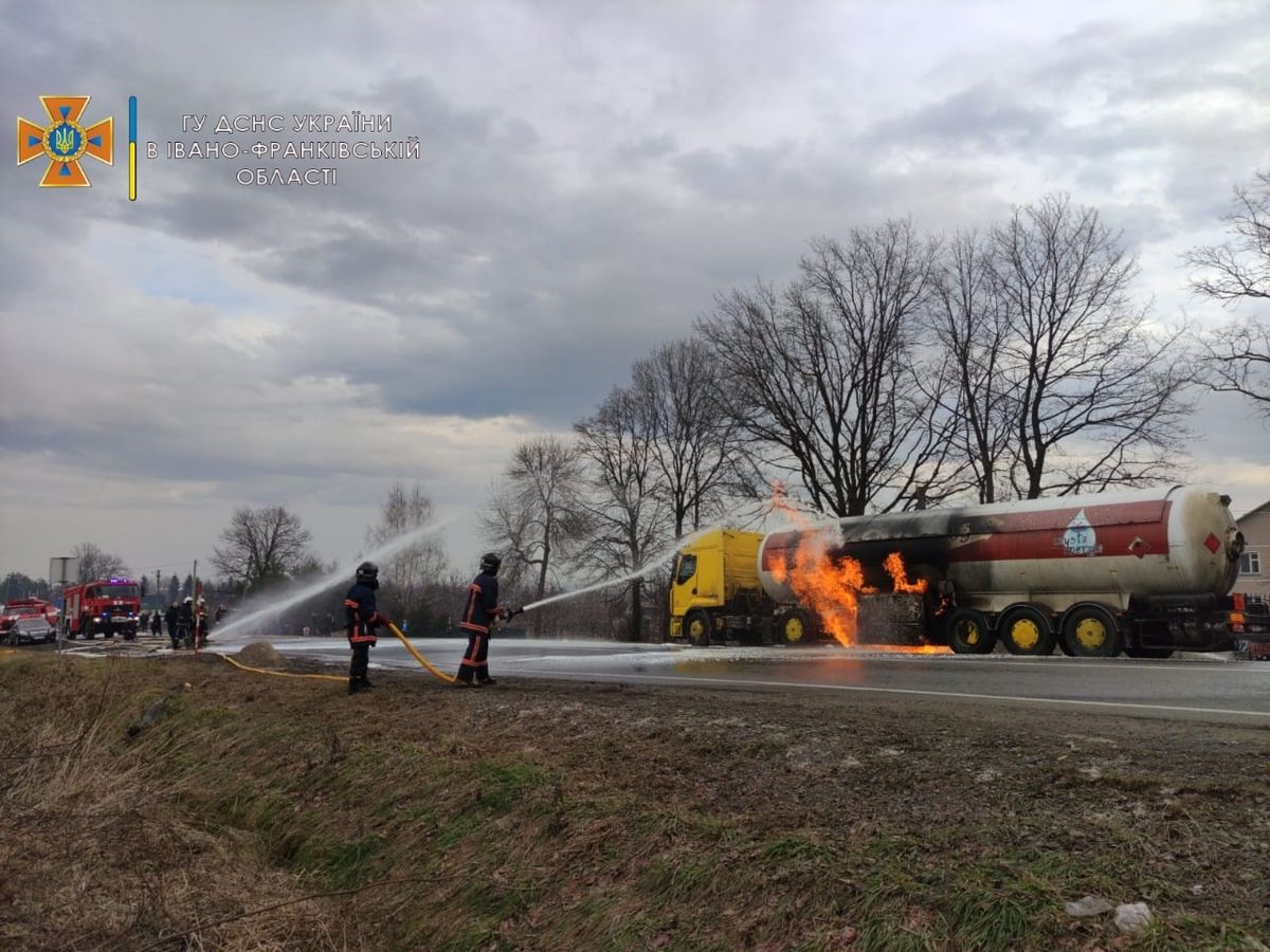 Під час руху трасою поблизу Калуша загорівся газовоз
