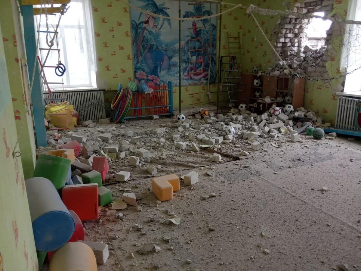 Росіяни обстріляли Станицю Луганську, снаряд влучив у дитсадок