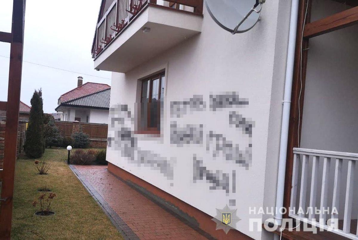 Невідомі розписали образливими написами будинок депутата Рівненської облради