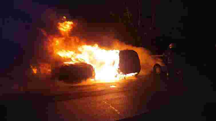 Вночі на Прикарпатті згоріли чотири мікроавтобуси та три легковики

