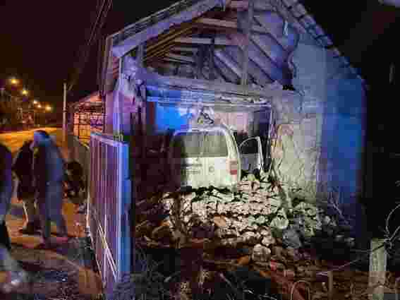 П’яний водій вночі розбив житловий будинок на Закарпатті