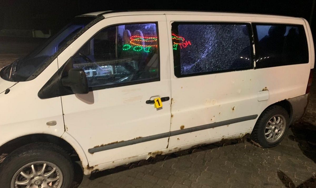 На трасі біля Яворова 20-річний хлопець стріляв у мікроавтобус з пасажирами